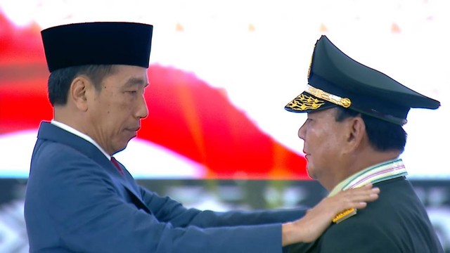 Presiden Jokowi menyematkan gelar Jenderal Kehormatan Bintang 4 kepada Menhan Prabowo Subianto, pada Rapim TNI-Polri di GOR Ahmad Yani, Mabes TNI, Cilangkap, Jakarta Timur, Rabu (28/2/2024). Foto: Youtube/Kemhan RI