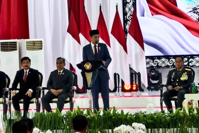 Presiden Jokowi menyampaikan pidato pada Rapim TNI-Polri di GOR Ahmad Yani, Mabes TNI, Cilangkap, Jakarta Timur, Rabu (28/2/2024). Foto: Nadia Riso/kumparan