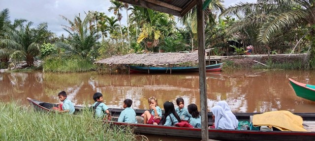 Siswa SD 49 Sungai Kakap setiap hari harus menggunakan perahu sampan untuk sampai ke sekolah. Foto: Dok. Istimewa