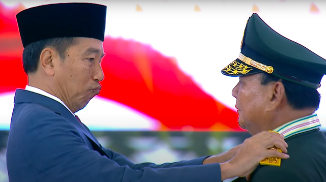 Presiden Jokowi mencopot pangkat letjen Menhan Prabowo untuk diganti dengan pangkat jenderal, Rabu (28/2/2024) di Mabes TNI Cilangkap. Foto: YouTube/KEmhanRI