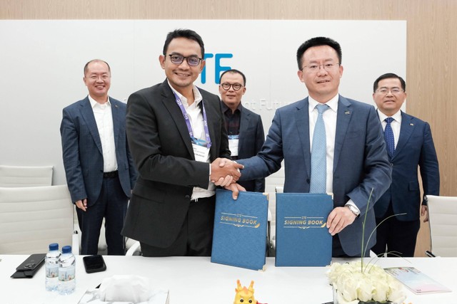 Direktur Network Telkomsel, Indra Mardiatna (kiri depan), dan SVP ZTE Corporation, Mei Zhonghua (kanan depan), secara resmi menandatangani Strategic Partnership Agreement (SPA) antara Telkomsel dan ZTE di Mobile World Conference (MWC) 2024 di Barcelona, Spanyol, Selasa (27/2) waktu setempat. Foto: Telkomsel