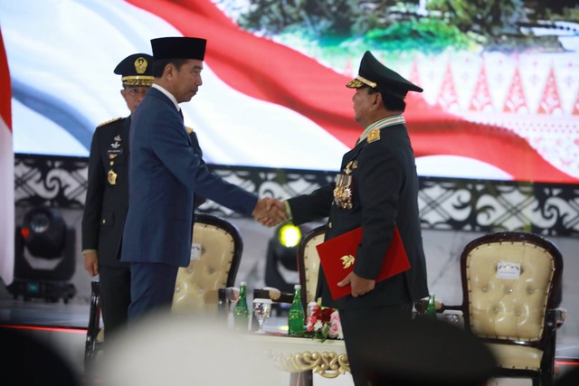 Presiden Joko Widodo (Jokowi) memberikan pangkat Jenderal Kehormatan Bintang 4 untuk Menteri Pertahanan Prabowo Subianto dalam Rapat Pimpinan TNI-Polri di GOR Ahmad Yani, Mabes TNI, Cilangkap, Jakarta Timur, Rabu (28/2/2024). Foto: Aditia Noviansyah/kumparan