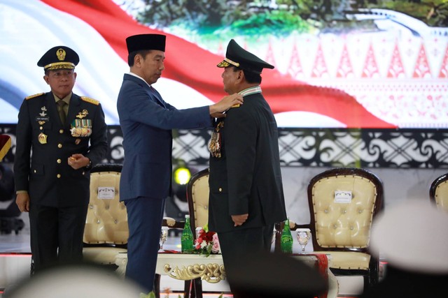 Presiden Joko Widodo (Jokowi) memberikan pangkat Jenderal Kehormatan Bintang 4 untuk Menteri Pertahanan Prabowo Subianto dalam Rapat Pimpinan TNI-Polri di GOR Ahmad Yani, Mabes TNI, Cilangkap, Jakarta Timur, Rabu (28/2/2024). Foto: Aditia Noviansyah/kumparan