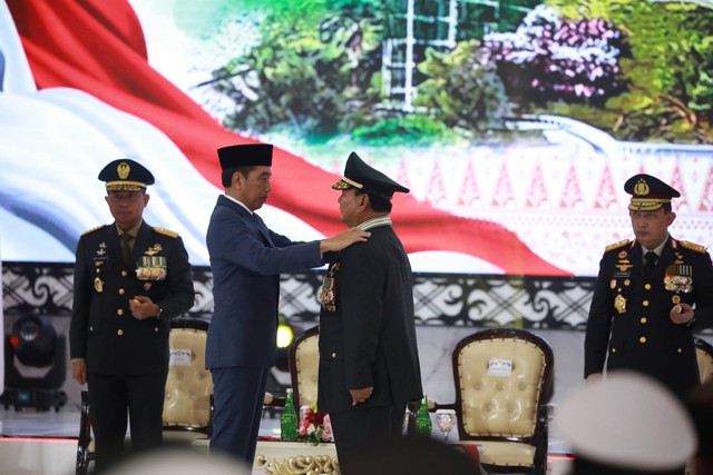 Presiden Joko Widodo (Jokowi) memberikan pangkat Jenderal Kehormatan Bintang 4 untuk Menteri Pertahanan Prabowo Subianto dalam Rapat Pimpinan TNI-Polri di GOR Ahmad Yani, Mabes TNI, Cilangkap, Jakarta Timur, Rabu (28/2/2024). Foto: Aditia Noviansyah/kumparan