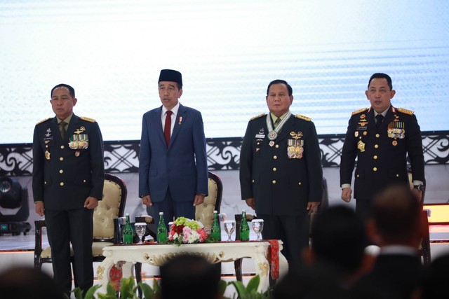 Presiden Jokowi didampingi Menhan Prabowo Subianto, Kapolri Jenderal Pol Listyo Sigit Prabowo dan Panglima TNI Jenderal TNI Agus Subiyanto, pada Rapim TNI-Polri di GOR Ahmad Yani, Mabes TNI, Cilangkap, Jakarta Timur, Rabu (28/2/2024). Foto: Aditia Noviansyah/kumparan