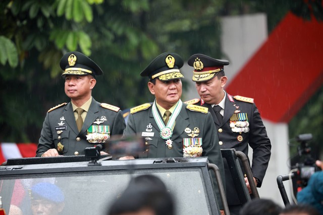 Menteri Pertahanan Prabowo Subianto didampingi Panglima TNI Agus Subiyanto dan Kapolri Listyo Sigit Prabowo meninjau kendaraan alutsista dan pasukan di halaman GOR Ahmad Yani, Mabes TNI, Cilangkap, Jakarta Timur, Rabu (28/2/2024). Foto: Aditia Noviansyah/kumparan