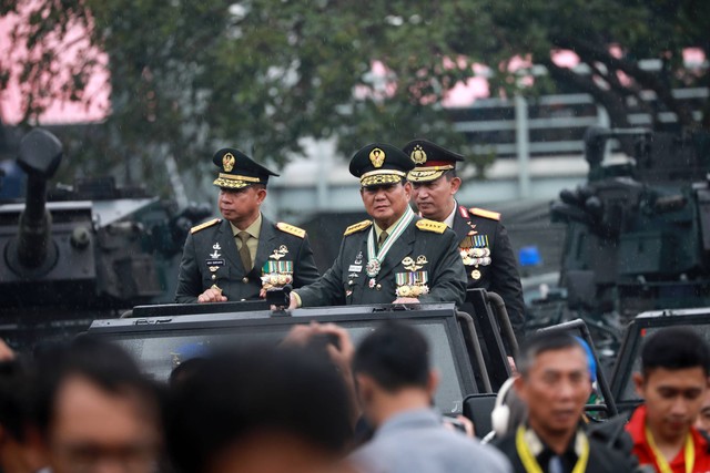 Menteri Pertahanan Prabowo Subianto didampingi Panglima TNI Agus Subiyanto dan Kapolri Listyo Sigit Prabowo meninjau kendaraan alutsista dan pasukan di halaman GOR Ahmad Yani, Mabes TNI, Cilangkap, Jakarta Timur, Rabu (28/2/2024). Foto: Aditia Noviansyah/kumparan