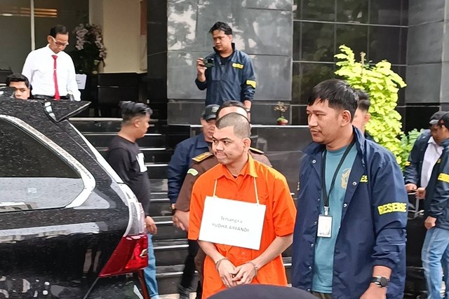 Tersangka Yudha Arfandi jalani rekonstruksi kasus kematian Dante di Polda Metro Jaya, Rabu (28/2/2024). Foto: Giovanni/kumparan