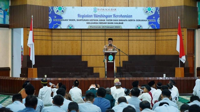 Dirut Bank Kalbar memberikan sambutan dalam kegiatan Bimbingan Kerohanian. Foto: Dok. Bank Kalbar