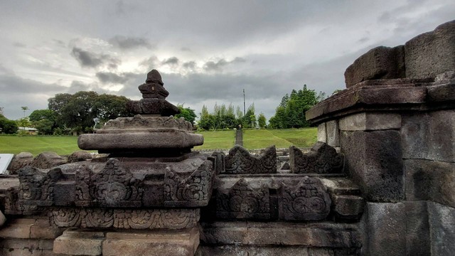 Candi Bojongmenje. Foto hanya ilustrasi, bukan tempat sebenarnya. Sumber: Unsplash/Nindya