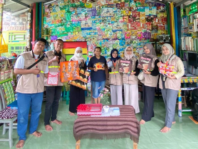 Mahasiswa KKN Universitas Ahmad Dahlan (UAD) berkunjung ke Rumah Sampah di Sleman (Dok. Istimewa)