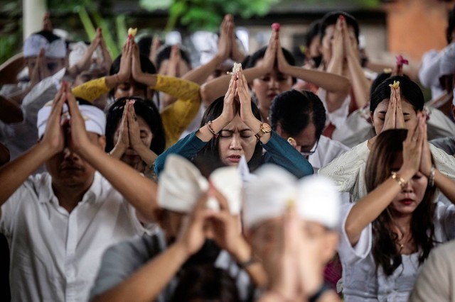 Umat Hindu melaksanakan persembahyangan Hari Raya Galungan di Pura Aditya Jaya, Rawamangun, Jakarta, Rabu (28/2/2024). Foto: Aprillio Akbar/ANTARA FOTO