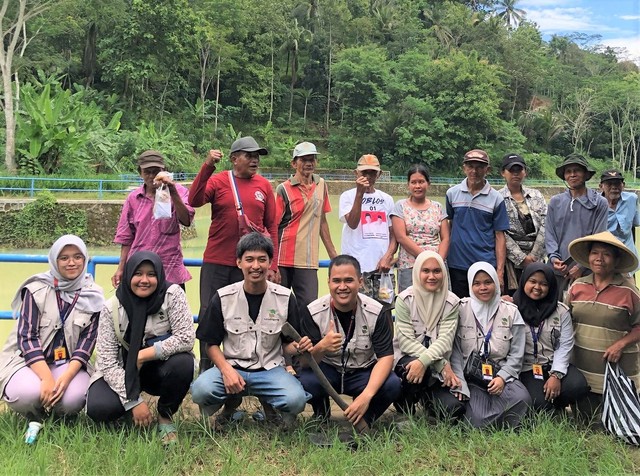 Kegiatan penyulaman pohon oleh KKN Universitas Ahmad Dahlan bersama Kelompok Tani di Embung Dlingseng (Dok. Istimewa)