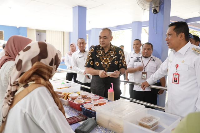 Ahmed Zaki Iskandar bersama Plt Bupati Tangerang Andi Ony Prihartono simulasikan program makan siang gratis Prabowo-Gibran di kantin SMPN 20 Curug, Kabupaten Tangerang, Rabu (28/2/2024). Foto: Dok. Istimewa