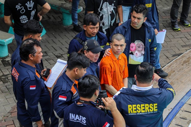 Tersangka Yudha Arfandi jalani rekonstruksi kasus kematian Raden Andante Khalif Pramudityo alias Dante anak dari Tamara Tyasmara di Kolam Renang Tirtamas, Jakarta, Rabu (28/2/2024). Foto: Iqbal Firdaus/kumparan