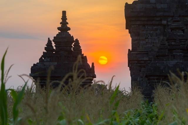 Candi di Bandung. Foto hanya ilustrasi. Bukan tempat yang sebenarnya. Sumber foto: Unsplash/Baehaki