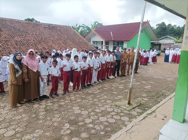 foto bersama dalam pemberian insentif oleh atasan