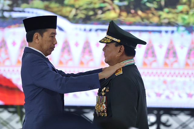 Presiden Jokowi menyematkan pangkat jenderal bintang empat untuk Prabowo Subianto dalam Rapim TNI & Polri yang dihelat di Mabes TNI Cilangkap, Rabu (28/2). Foto: Dok. Istimewa