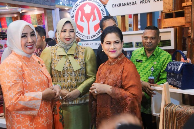 Iriana Jokowi saat mengunjungi Stand Dekranasda Kalbar di Inacraft 2024 yang digelar di Jakarta pada Rabu, 28 Februari 2024. Foto: Adpim Pemprov Kalbar