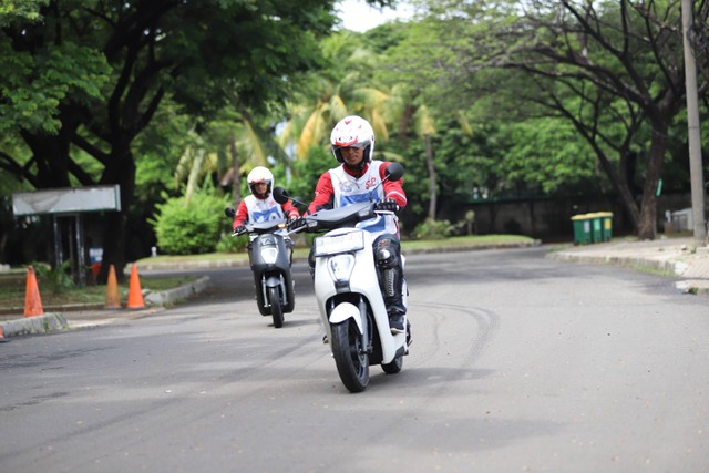 PT Astra Honda Motor (AHM) perkenalkan Safety Riding untuk penggunaan motor listrik di Jakarta, Rabu (28/2). Foto: dok. AHM