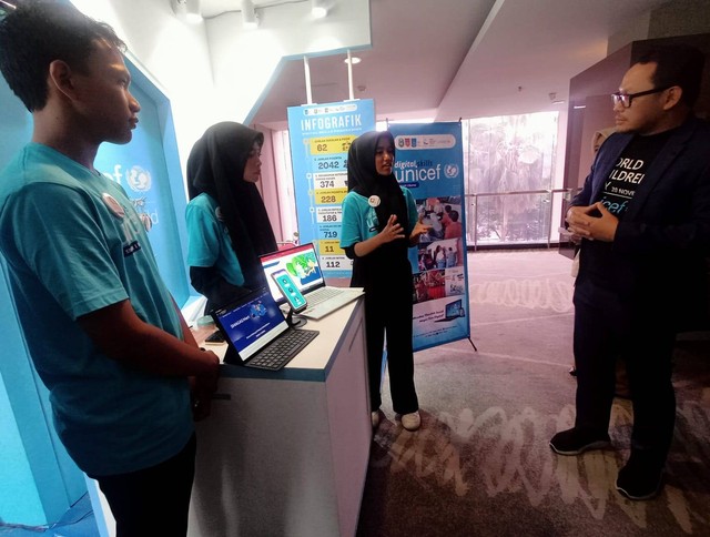 Tubagus Arie Rukmantara, Kepala Perwakilan UNICEF Indonesia Wilayah Jawa, saat berbincang dengan siswa SMAN 1 Karas Magetan dalam acara “Demo Day, Program Digital Skills Unicef untuk Generasi Terampil”, Rabu (28/2). Foto: Masruroh/Basra