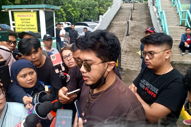 Angger Dimas dalam rekontruksi kematian putranya di Kolam Renang Tirta Mas, Pondok Kelapa Jakarta Timur, Rabu (28/2/2024). Foto: Giovanni/kumparan