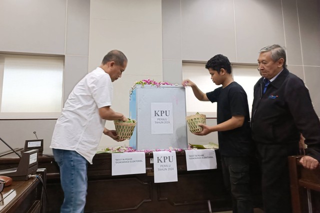 Forum Cik Di Tiro menggelar aksi teatrikal tabur bunga di kotak suara di Kampus Cik Di Tiro, Kota Yogyakarta, Rabu (28/2/2024). Foto: Arfiansyah Panji Purnandaru/kumparan