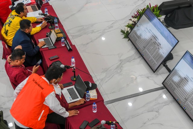 Sejumlah saksi partai politik mengikuti rapat pleno rekapitulasi penghitungan suara Pemilu 2024 tingkat nasional di Kantor KPU, Jakarta, Rabu (28/2/2024). Foto: Galih Pradipta/Antara Foto