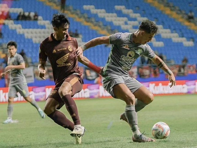 Pertandingan Liga 1 2023/24 antara PSM Makassar vs Persebaya Surabaya, Rabu (28/2/2024). Foto: Instagram/@officialpersebaya
