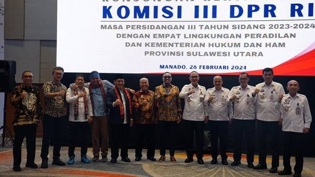 Foto bersama jajaran Kemenkumham Sulawesi Utara bersama tim kerja Komisi III DPR RI selepas kegiatan kunjungan kerja reses di Kota Manado.
