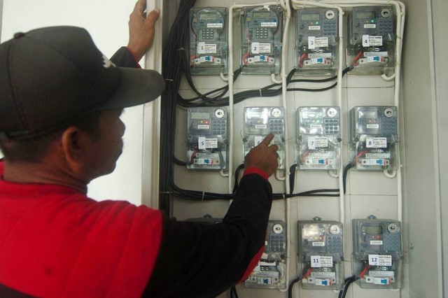 Petugas memeriksa meteran listrik prabayar di Rumah Susun Sewa (Rusunawa) Tegal, Jawa Tengah, Selasa (7/2/2023). Foto: ANTARA FOTO/Oky Lukmansyah