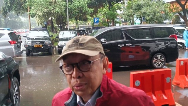 Rektor UP tiba ke Ditreskrimum Polda Metro Jaya untuk menjalani pemeriksaan dugaan pelecehan seksual ke karyawannya, Kamis (29/2/2024). Foto: Thomas Bosco/kumparan