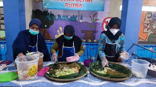 Simulasi makan siang gratis di SMPN Curug 2, Kamis (29/2/2024). Foto: Ave Airiza Gunanto/kumparan