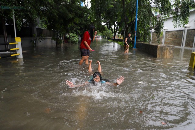 Banjir di kawasan Cempaka Putih, Jakarta pada Kamis (29/1/2024). Foto: Iqbal Firdaus/kumparan
