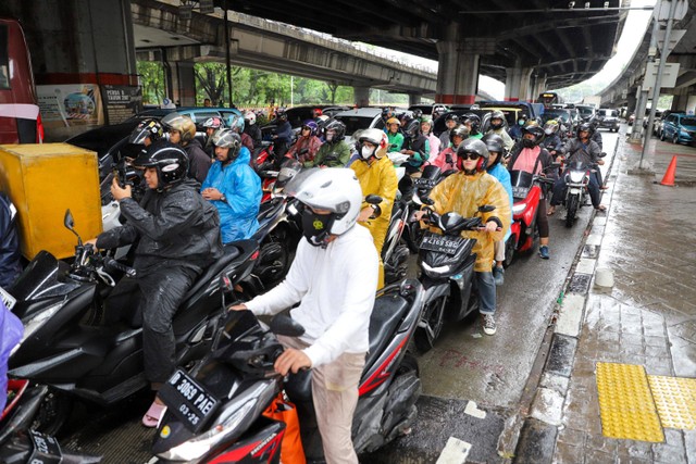 Kemacetan di kawasan Cempaka Putih, Jakarta imbas banjir pada Kamis (29/1/2024). Foto: Iqbal Firdaus/kumparan