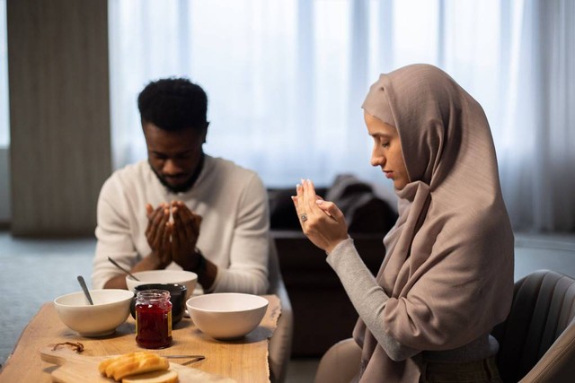 Ada berbagai macam doa buka puasa yang dapat dibaca oleh umat Islam. Salah satunya adalah doa buka puasa dzahaba. Foto: Pexels.com