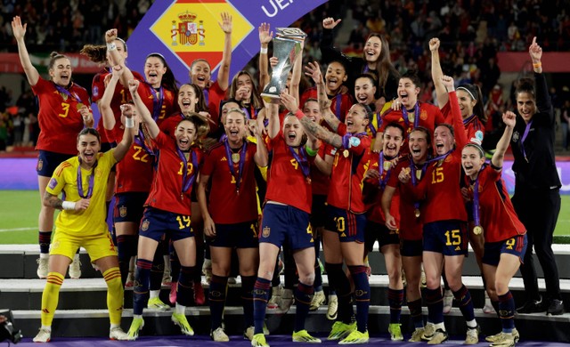 Selebrasi pemain Spanyol merayakan kemenangan UEFA Women's Nations League usai pertandingan di Estadio La Cartuja, Seville, Spanyol. Foto: Jon Nazca/Reuters