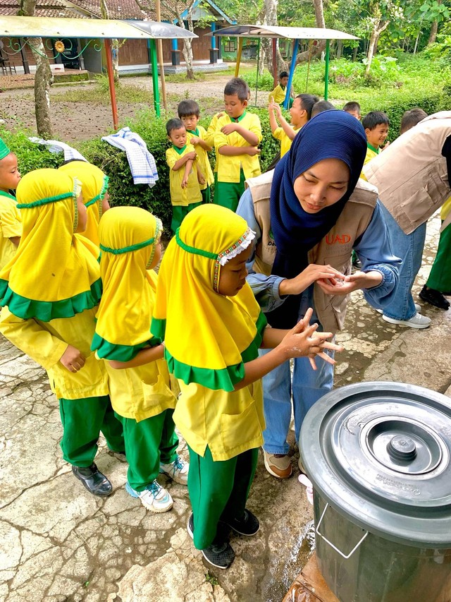 Praktik tujuh langkah cuci tangan yang benar oleh KKN Universitas Ahmad Dahlan (UAD) di TK ABA Kepiton (Dok. Istimewa)