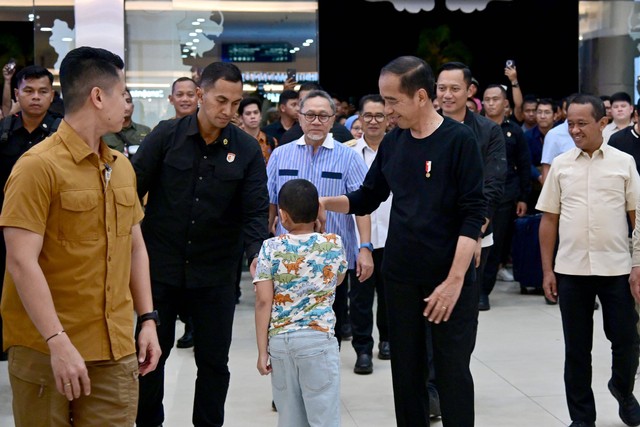 Presiden Jokowi ajak menteri jalan-jalan di BIG Mall Kota Samarinda. Foto: Muchlis Jr/Biro Pers Sekretariat Presiden