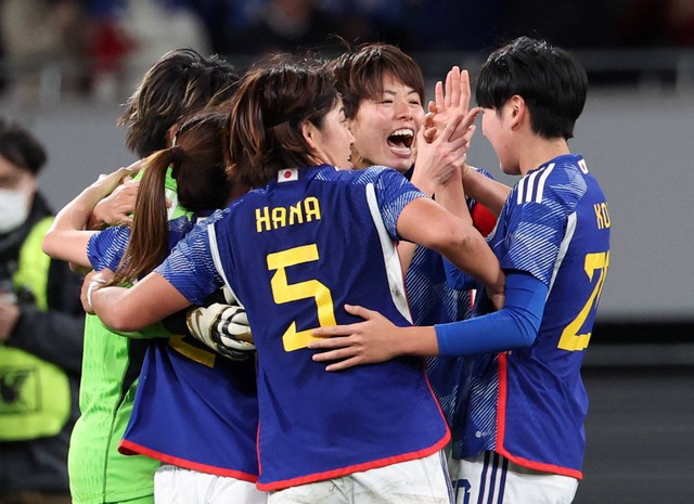 Selebrasi pemain Jepang usai pertandingan kualifikasi Olimpiade Wanita AFC  di Stadion Nasional Jepang, Tokyo. Foto: Kim Kyung-Hoon/Reuters