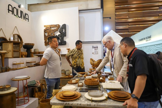 Suasana di pameran mebel dan kerajinan internasional terbesar di tanah air bertajuk "Indonesia International Furniture Expo (IFEX) 2024" kembali digelar di Jakarta International Expo, Kemayoran, Kamis (29/2/2024). Foto: Iqbal Firdaus/kumparan