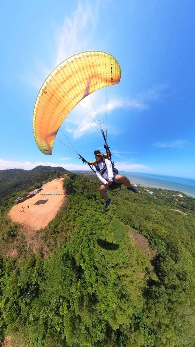 Penikmat olahraga dirgantara, Paralayang saat merasakan sensasi terbang sembari menikmati keindahan alam Kota Singkawang. Foto: Leo Prima/Hi!Pontianak