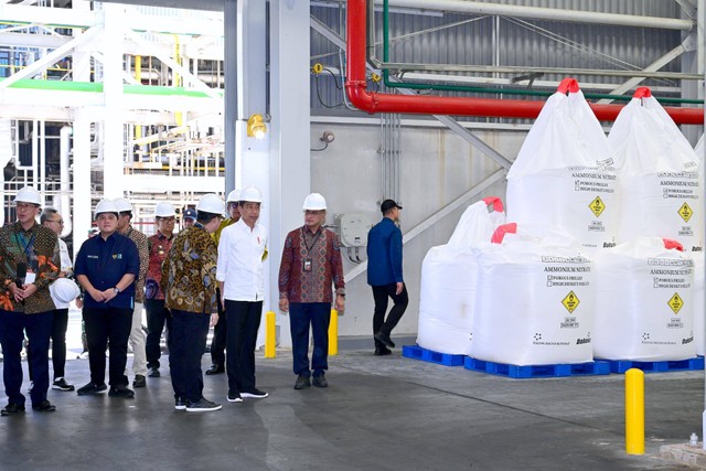 Presiden Jokowi bersama menteri dan rombongan terbatas, melakukan peninjauan pabrik amonium nitrat PT Kaltim Amonium Nitrat di Kota Bontang, Provinsi Kalimantan Timur, pada Kamis (29/2/2024). Foto: Muchlis Jr/Biro Pers Sekretariat Presiden