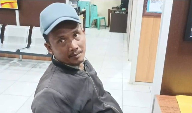 Suami bernama Irawansyah saat membuat laporan ke SPKT Polrestabes Palembang. (ist)