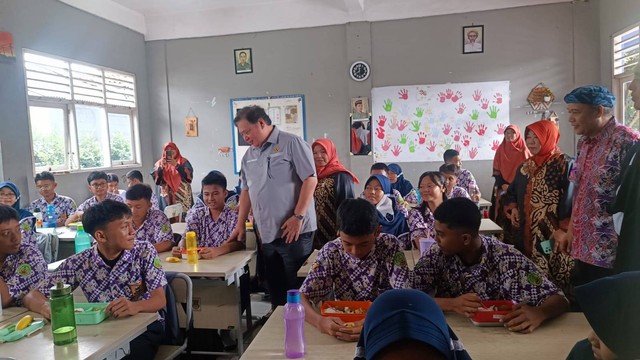 Simulasi makan siang gratis di SMPN Curug 2, Kamis (29/2/2024). Foto: Ave Airiza Gunanto/kumparan