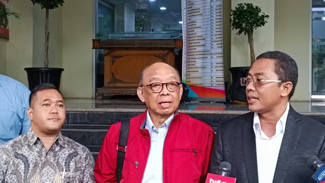 Rektor Universitas Pancasila Edie Toet Hendratno usai jalani pemeriksaan di Polda Metro Jaya, Kamis (29/2/2024). Foto: Thomas Bosco/kumparan