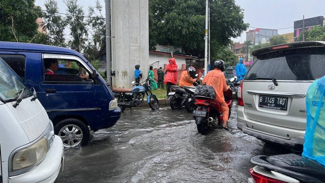 Banjir di kawasan Kelapa Gading Jakarta Utara. Foto: Haya Syahira/kumparan