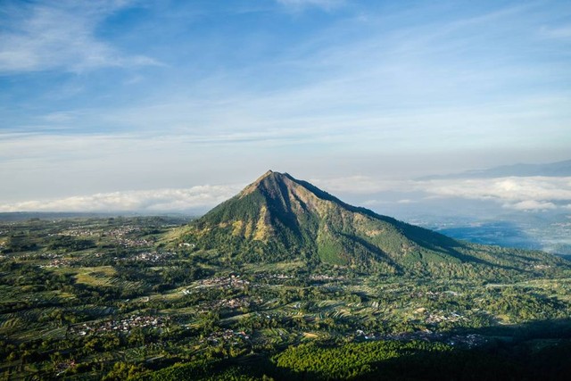 Gunung Andong di Magelang, Jawa Tengah. Foto: Asyictive/Shutterstock