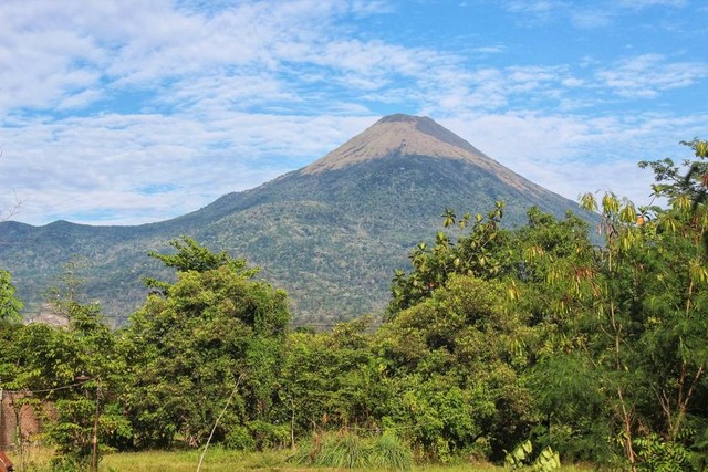 Gunung Penanggungan di Mojokerto, Jawa Timur. Foto: Dian Zuraida/Shutterstock