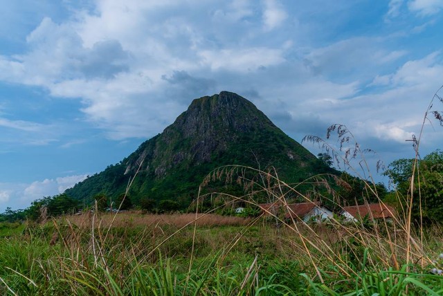 Gunung Batu di Jonggol, Jawa Barat. Foto: krisbiantoandy/Shutterstock